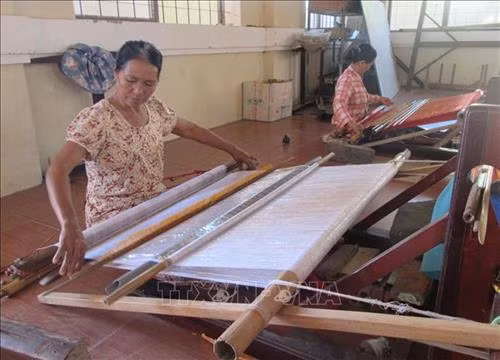 Dệt thổ cẩm truyền thống ở làng dệt Chăm Mỹ Nghiệp (Ninh Phước, Ninh Thuận). Ảnh: Nguyễn Thành - TTXVN
