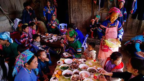 Nhà trai mổ lợn, chuẩn bị mang 100kg thịt đến nhà gái - Ảnh: Ngọc Bằng Bên nhà trai chuẩn bị cơm nước - Ảnh: Ngọc Bằng Nhà trai đưa đồ lễ gồm 6 người mang rượu thịt để nhà gái tổ chức lễ cưới mời anh em họ hàng trong làng tới dự đám cưới - Ảnh: Ngọc Bằng Phong tục té nước của nhà gái vào đoàn nhà trai với mong muốn hai vợ chồng hạnh phúc - Ảnh: Ngọc Bằng Nhà trai bàn giao rượu và thịt lợn cho nhà gái - Ảnh: Ngọc Bằng Ngày thứ hai, đoàn nhà trai mang lễ vật đến và dự cưới bên nhà gái - Ảnh: Ngọc Bằng Đoàn nhà gái té nước làm lễ cho nhà trai - Ảnh: Ngọc Bằng Họ hàng ăn uống vui vẻ - Ảnh: Ngọc Bằng Giao lễ vật - Ảnh: Ngọc Bằng Thầy cúng làm lễ - Ảnh: Ngọc Bằng Chuẩn bị trang phục cho cô dâu - Ảnh: Ngọc Bằng Cô dâu được bế lên ngựa để về nhà trai - Ảnh: Ngọc Bằng Chú rể quỳ làm lễ khi hai vợ chồng về nhà trai - Ảnh: Ngọc Bằng Chú rể cởi khăn bịt mặt cho cô dâu - Ảnh: Ngọc Bằng Đám cưới tổ chức tại nhà trai rất vui vẻ - Ảnh: Ngọc Bằng