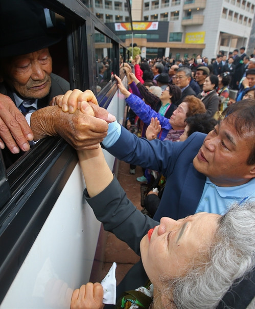 Giây phút chia tay bịn rịn giữa người con gái Hàn Quốc với người cha ở Triều Tiên tại núi Kumgang ngày 22/10. Yonhap/ TTXVN