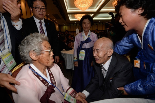 Ông Chae Hun-Sik (phải), 88 tuổi, xúc động gặp lại vợ Lee Ok-Yeon (trái), 87 tuổi, trong cuộc đoàn tụ tại khu nghỉ dưỡng trên núi Kumgang. AFP/TTXVN