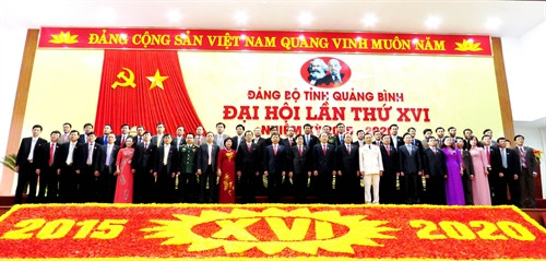 Ban Chấp hành Đảng bộ tỉnh Quảng Binh khóa XVI ra mắt Đại hội. Ảnh: Mạnh Thành- TTXVN