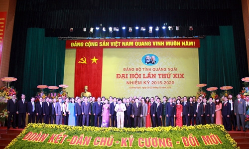 Ra mắt Ban chấp hành Đảng bộ tỉnh Quảng Ngãi khóa XIX, nhiệm kỳ 2015 – 2020. Ảnh: Sỹ Thắng –TTXVN