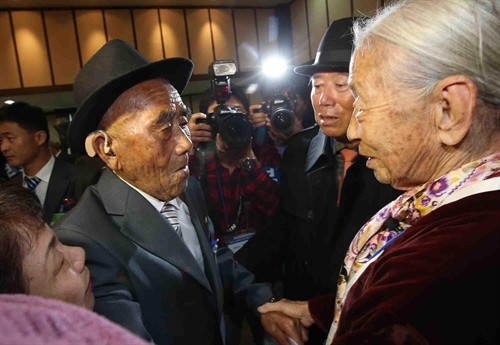 Bà Lee Sun-Gyu (phải), 85 tuổi xúc động gặp lại chồng Oh In-Se (trái), 83 tuổi, trong cuộc đoàn tụ tại khu nghỉ dưỡng trên núi Kumgang. AFP/TTXVN