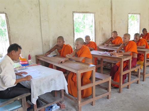 Lớp học Phật pháp của tăng ni