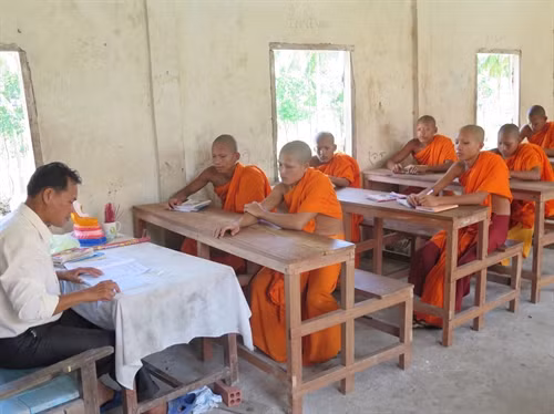 Lớp học Phật pháp của tăng ni