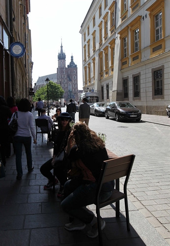 Vẻ đẹp yên bình với nhiều công trình mang kiến trúc Gothique cổ của thành phố này luôn khiến cho bất cứ ai đến đây cũng đều bị lôi cuốn vào sự bình yên trầm lắng tuyệt vời của nó.