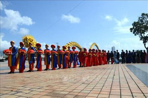 Đoàn rước dâu của đám cưới tập thể đi qua Cầu Rồng. Ảnh: Quốc Dũng - TTXVN Đoàn rước dâu của đám cưới tập thể đi qua Cầu Rồng. Ảnh: Quốc Dũng - TTXVN