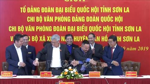 Phó Chủ tịch Thường trực Quốc hội Tòng Thị Phóng cùng lãnh đạo tỉnh Sơn La và huyện Vân Hồ chứng kiến các đơn vị ký kết biên bản kết nghĩa. Ảnh: Nguyễn Cường - TTXVN. Phó Chủ tịch Thường trực Quốc hội Tòng Thị Phóng cùng lãnh đạo tỉnh Sơn La và huyện Vân Hồ chứng kiến các đơn vị ký kết biên bản kết nghĩa. Ảnh: Nguyễn Cường - TTXVN.