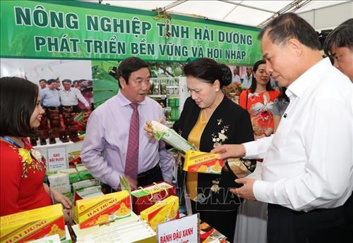 Chủ tịch Quốc hội Nguyễn Thị Kim Ngân thăm các gian hàng tại hội chợ. Ảnh: Trọng Đức - TTXVN Chủ tịch Quốc hội Nguyễn Thị Kim Ngân thăm các gian hàng tại hội chợ. Ảnh: Trọng Đức - TTXVN