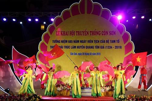 Chương trình biểu diễn nghệ thuật với chủ đề “Về nơi nhân kiệt địa linh” trong lễ Khai hội. Ảnh: Mạnh Tú - TTXVN Chương trình biểu diễn nghệ thuật với chủ đề “Về nơi nhân kiệt địa linh” trong lễ Khai hội. Ảnh: Mạnh Tú - TTXVN