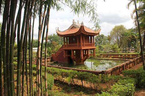 Chùa một cột nằm lấp ló sau những hàng trúc