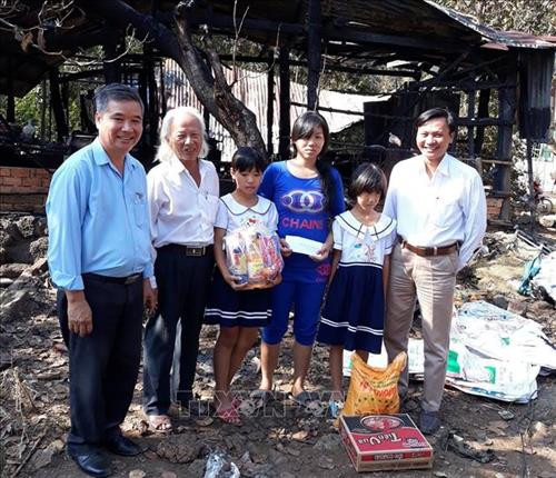 Thầy giáo Nguyễn Tiến Minh thăm và tặng quà cho những em học sinh có hoàn cảnh khó khăn vươn lên trong học tập. Ảnh: Lê Xuân-TTXVN Thầy giáo Nguyễn Tiến Minh thăm và tặng quà cho những em học sinh có hoàn cảnh khó khăn vươn lên trong học tập. Ảnh: Lê Xuân-TTXVN