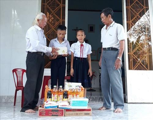 Thầy giáo Nguyễn Tiến Minh thăm và tặng quà cho những em học sinh có hoàn cảnh khó khăn vươn lên trong học tập. Ảnh: Lê Xuân – TTXVN Thầy giáo Nguyễn Tiến Minh thăm và tặng quà cho những em học sinh có hoàn cảnh khó khăn vươn lên trong học tập. Ảnh: Lê Xuân – TTXVN