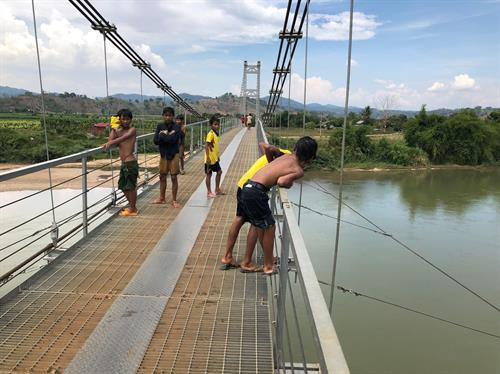 Từ khi cầu treo Ðức Xuyên bắc qua sông Krông Nô được đưa vào sử dụng, nhiều trẻ em ở địa bàn giáp ranh 2 xã Ea R’bin, huyện Lắk (Ðắk Lắk) và Ðức Xuyên, huyện Krông Nô (Ðắk Nông) đã đến đây để nhảy cầu tắm sông. Ảnh: dantri.com.vn