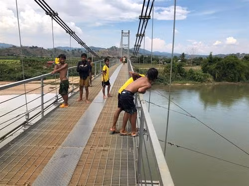 Từ khi cầu treo Ðức Xuyên bắc qua sông Krông Nô được đưa vào sử dụng, nhiều trẻ em ở địa bàn giáp ranh 2 xã Ea R’bin, huyện Lắk (Ðắk Lắk) và Ðức Xuyên, huyện Krông Nô (Ðắk Nông) đã đến đây để nhảy cầu tắm sông. Ảnh: dantri.com.vn