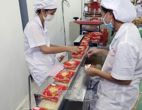Đóng gói sản phẩm bánh trung thu. Ảnh: Vũ Sinh - TTXVN Đóng gói sản phẩm bánh trung thu. Ảnh: Vũ Sinh - TTXVN