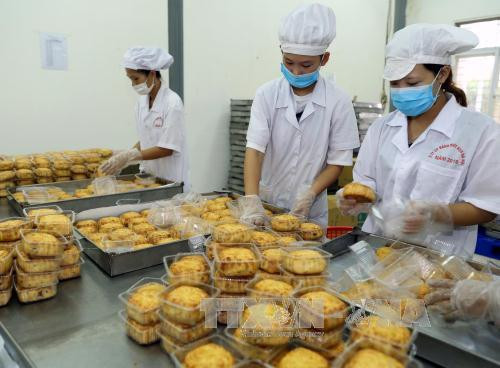Đóng gói sản phẩm bánh trung thu. Ảnh: Vũ Sinh - TTXVN Đóng gói sản phẩm bánh trung thu. Ảnh: Vũ Sinh - TTXVN