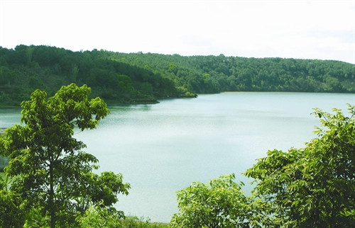 Hồ T’Nưng (còn gọi là Biển Hồ), một danh thắng đẹp của tỉnh Gia Lai Hồ T’Nưng (còn gọi là Biển Hồ), một danh thắng đẹp của tỉnh Gia Lai