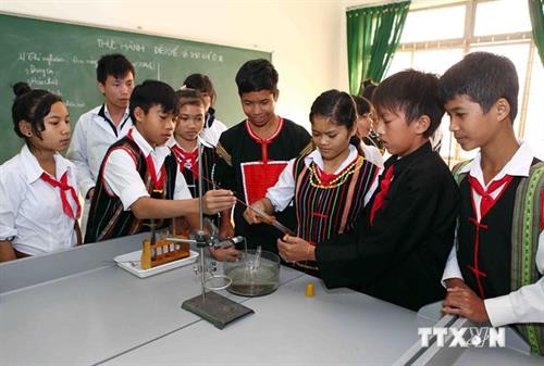 Giờ học thực hành môn Hóa học của học sinh lớp 8, trường Phổ thông Dân tộc nội trú huyện Krông Bông (Đắk Lắk). Ảnh: Quý Trung/TTXVN Giờ học thực hành môn Hóa học của học sinh lớp 8, trường Phổ thông Dân tộc nội trú huyện Krông Bông (Đắk Lắk). Ảnh: Quý Trung/TTXVN