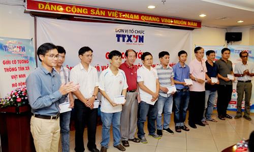 Ban tổ chức trao giải khuyến khích cho kỳ thủ tại lễ tổng kết, trao giải. Ảnh: An Hiếu – TTXVN