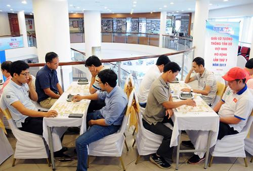 Các kỳ thủ tranh tài tại giải đấu. Ảnh: An Hiếu – TTXVN