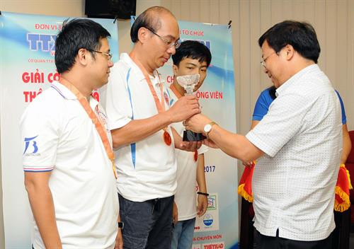 Ông Phan Văn Đông, Phó Giám đốc Cơ quan TTXVN khu vực phía Nam trao giải cho các kỳ thủ đạt thành tích cao tại giải đấu. Ảnh: An Hiếu – TTXVN