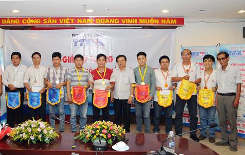 Các kỳ thủ đạt giải tại Giải Cờ tướng TTXVN mở rộng lần 7 chụp ảnh lưu niêm cùng Ban tổ chức. Ảnh: An Hiếu – TTXVN