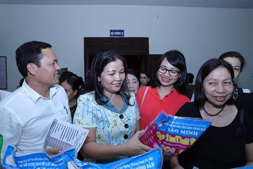 Giới thiệu nông sản an toàn bên lề Hội thảo.