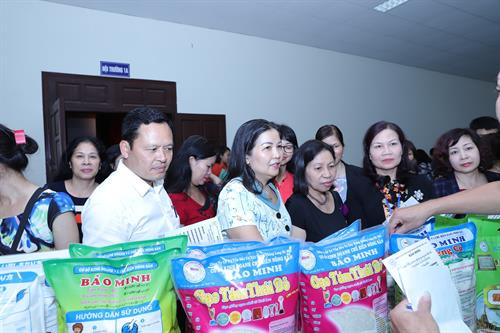 Giới thiệu nông sản an toàn bên lề Hội thảo.