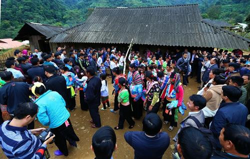 Một nghi thức làm lý của đồng bào dân tộc Mông trong ngày Tết, cầu may mắn trong năm mới đến với các thành viên trong dòng họ. Ảnh: Phan Tuấn Anh- TTXVN Một nghi thức làm lý của đồng bào dân tộc Mông trong ngày Tết, cầu may mắn trong năm mới đến với các thành viên trong dòng họ. Ảnh: Phan Tuấn Anh- TTXVN