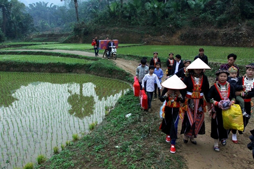 Trong đám cưới của người Dao, cô dâu phải tự về nhà trai. Trong đám cưới của người Dao, cô dâu phải tự về nhà trai.