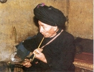 Nam giới Lô lô dùng một màu chàm trong trang phục. Ðầu đội khăn quấn nhiều vòng. Nhiều người có thói quen hút thuốc bằng tẩu. Nam giới Lô lô dùng một màu chàm trong trang phục. Ðầu đội khăn quấn nhiều vòng. Nhiều người có thói quen hút thuốc bằng tẩu.