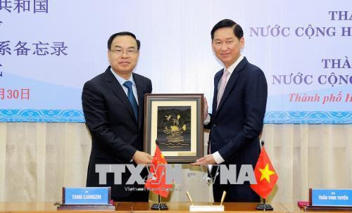 Ông Trần Vĩnh Tuyến và ông Tang Liangzhi tại buổi tiếp. Ảnh: Xuân Khu-TTXVN Ông Trần Vĩnh Tuyến và ông Tang Liangzhi tại buổi tiếp. Ảnh: Xuân Khu-TTXVN