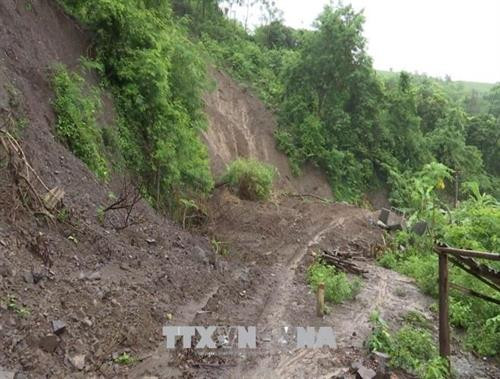 Tuyến đường liên xã từ Bắc Phong đi Tân Phong, huyện Phù Yên, bị sạt lở. Ảnh: Nguyễn Hồng Cường/TTXVN phát Tuyến đường liên xã từ Bắc Phong đi Tân Phong, huyện Phù Yên, bị sạt lở. Ảnh: Nguyễn Hồng Cường/TTXVN phát