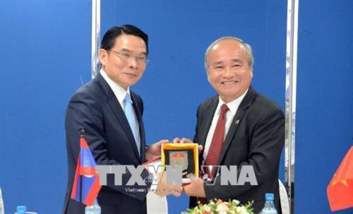 Ông Huỳnh Minh Thiện Chủ tịch Liên hiệp các tổ chức hữu nghị Thành phố Hồ Chí Minh tặng quà lưu niệm cho ông Vilayvong Bouddakham, Ủy viên Trung ương Đảng, Ủy viên Ủy ban Thường vụ Quốc hội, Chủ nhiệm Ủy ban Kế hoạch – Tài chính và Kiểm toán của Quốc hội Lào, Chủ tịch Trung ương Hội hữu nghị Lào – Việt Nam. Ảnh: Xuân Khu-TTXVN. Ông Huỳnh Minh Thiện Chủ tịch Liên hiệp các tổ chức hữu nghị Thành phố Hồ Chí Minh tặng quà lưu niệm cho ông Vilayvong Bouddakham, Ủy viên Trung ương Đảng, Ủy viên Ủy ban Thường vụ Quốc hội, Chủ nhiệm Ủy ban Kế hoạch – Tài chính và Kiểm toán của Quốc hội Lào, Chủ tịch Trung ương Hội hữu nghị Lào – Việt Nam. Ảnh: Xuân Khu-TTXVN.