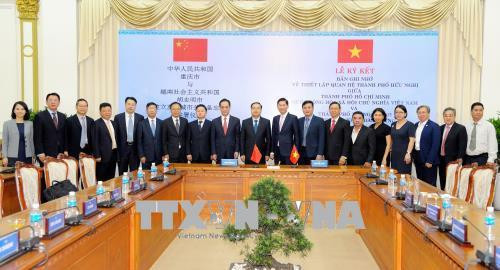 Các đại biểu Thành phố Hồ Chí Minh và thành phố Trùng Khánh chụp ảnh lưu niệm. Ảnh: Xuân Khu-TTXVN Các đại biểu Thành phố Hồ Chí Minh và thành phố Trùng Khánh chụp ảnh lưu niệm. Ảnh: Xuân Khu-TTXVN