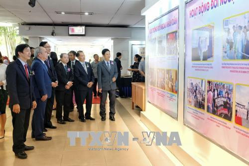 Các đại biểu tham quan Triển lãm ảnh về hoạt động đối ngoại Việt Nam-Malaysia trong khuôn khổ Ngày hội văn hóa hữu nghị Việt Nam-Malaysia. Ảnh: Xuân Khu-TTXVN Các đại biểu tham quan Triển lãm ảnh về hoạt động đối ngoại Việt Nam-Malaysia trong khuôn khổ Ngày hội văn hóa hữu nghị Việt Nam-Malaysia. Ảnh: Xuân Khu-TTXVN