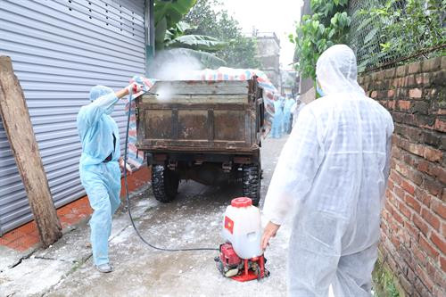 Phó Bí thư Thường trực Thành ủy Hà Nội Ngô Thị Thanh Hằng về xã Tự Nhiên, huyện Thường Tín kiểm tra việc thực hiện quy trình tiêu hủy và hỗ trợ người dân bị ảnh hưởng bởi dịch tả lợn châu Phi. Theo báo cáo của Sở Nông nghiệp và Phát triển nông thôn Hà Nội, thành phố Hà Nội hiện có tổng số lợn đứng thứ hai cả nước với gần 2 triệu con, trong đó có trên 280 công ty, xí nghiệp, hợp tác xã, trung tâm, doanh nghiệp chăn nuôi lợn; có gần 1.000 cơ sở giết mổ, trong đó có 7 cơ sở công nghiệp, 44 cơ sở bán công nghiệp. Tính từ thời điểm phát hiện ổ dịch đầu tiên tại phường Ngọc Thụy, quận Long Biên vào ngày 24/02/2019, đến nay, dịch tả lợn châu Phi đã xảy ra tại 15.077 hộ chăn nuôi (chiếm 18,69% tổng số hộ, cơ sở chăn nuôi), trên địa bàn 24 quận, huyện, thị xã của thành phố Hà Nội, làm mắc bệnh và tiêu hủy 239.745 con lợn, tổng trọng lượng trên 16.658 tấn. Cán bộ thú y và các lực lượng chống dịch tả lợn châu Phi hỗ trợ gia đình chị Nguyễn Thị Lương ở đội 2, xã Tự Nhiên, huyện Thường Tín tiêu hủy lợn chết. Ủy ban Nhân dân xã Tự Nhiên, huyện Thường Tín phải huy động máy xúc để vận chuyển và đào hố chôn lợn. Phun thuốc phòng, chống dịch tả lợn châu Phi trước khi vận chuyển đi tiêu hủy. Để ngăn chặn dịch, ngành thú y đề nghị các cá nhân, tổ chức chăn nuôi lợn cần thực hiện nguyên tắc 5 không: không giấu dịch; không mua bán, vận chuyển lợn bệnh, lợn chết; không giết mổ, tiêu thụ lợn bệnh, lợn chết; không vứt lợn chết ra môi trường; không để lợn sử dụng thức ăn dư thừa chưa qua nấu chín.