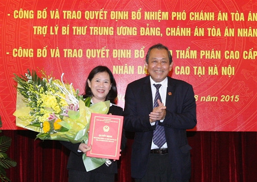 Đồng chí Trương Hòa Bình, Bí thư Trung ương Đảng, Chánh án Tòa án Nhân dân Tối cao thừa ủy quyền của Chủ tịch nước trao Quyết định Phó Chánh án Tòa án Nhân dân Tối cao cho đồng chí Nguyễn Thúy Hiền, Thẩm phán Tòa án Nhân dân Tối cao. Ảnh: Thống Nhất-TTXVN