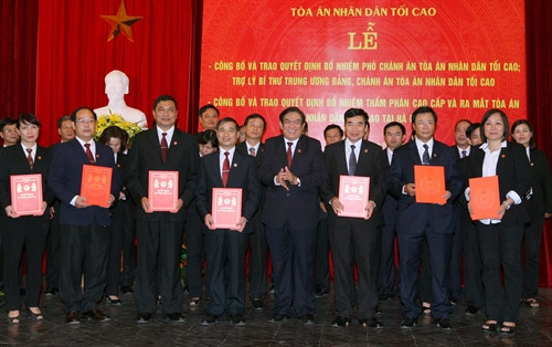 Các thẩm phán Cao cấp nhận Quyết định bổ nhiệm Ảnh: Thống Nhất-TTXVN