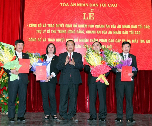 Chánh án, Phó Chánh án Tòa án Nhân dân Tối cao Cấp cao nhận Quyết định Ảnh: Thống Nhất-TTXVN