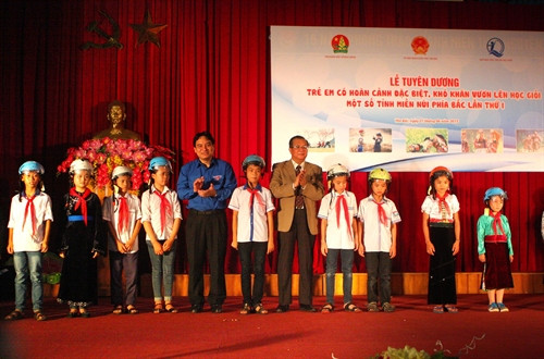 Các đơn vị, tổ chức biểu dương và trao quà tặng cho các em có hoàn cảnh khó khăn. Ảnh: Trung Kiên- TTXVN