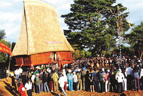 Nhà Rông là nơi diễn ra các sự kiện quan trọng như: lễ Tết, hội họp, sinh hoạt tôn giáo, tín ngưỡng...