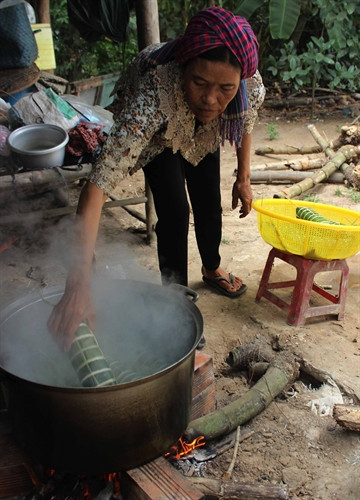 Bánh tét thường được luộc bằng củi để chủ động điều chính độ nóng phù hợp với từng thời gian luộc bánh. Ảnh: Chanh Đa- TTXVN
