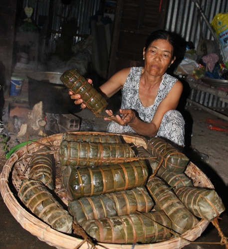 Sản phẩm bánh tét sau khi hoàn thành công đoạn luộc bánh. Ảnh: Chanh Đa- TTXVN