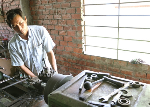 "Kỹ sư chân đất" miệt mài tìm hiểu, sáng chế các loại máy nông nghiệp