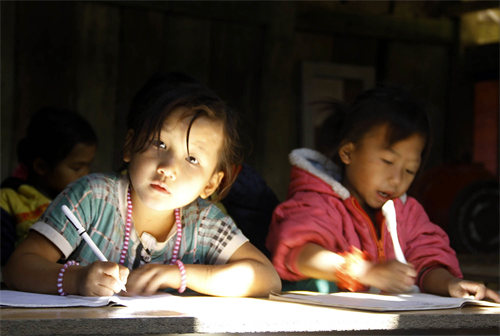 Trẻ em ở bản người Mông Lũng Luông đã được học bài dưới ánh đèn điện. Ảnh: Thu Hằng Trẻ em ở bản người Mông Lũng Luông đã được học bài dưới ánh đèn điện. Ảnh: Thu Hằng