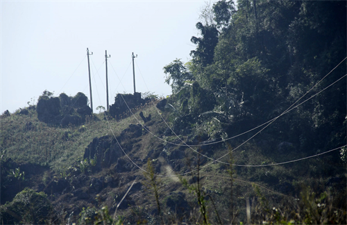 Đường dây điện về bản Lũng Luông. Ảnh: Thanh Hằng- TTXVN Đường dây điện về bản Lũng Luông. Ảnh: Thanh Hằng- TTXVN