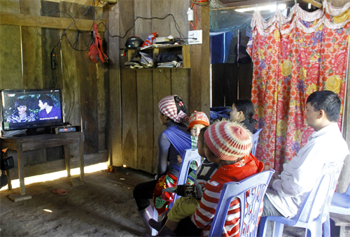 Nhờ có điện, ước mơ được xem ti vi của nhiều gia đinh ở bản Lũng Luông đã trở thành hiện thực. Ảnh: Thu Hằng - TTXVN Nhờ có điện, ước mơ được xem ti vi của nhiều gia đinh ở bản Lũng Luông đã trở thành hiện thực. Ảnh: Thu Hằng - TTXVN