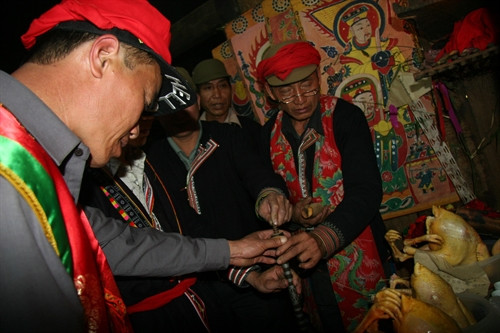 Các thầy cúng làm lễ trước bàn thờ thần linh